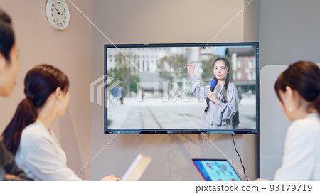 People watching live TV 93179719