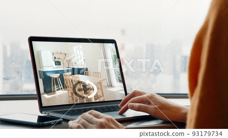 一位女性在電腦上觀看房屋視頻在線預覽 93179734