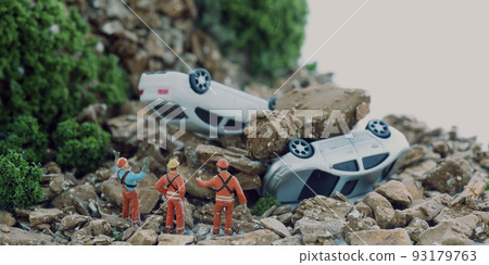 一輛在山體滑坡災難中被埋的汽車 93179763