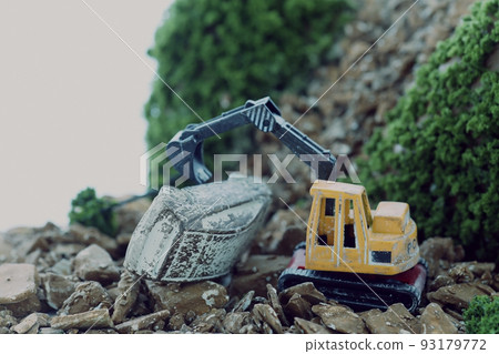 一輛在山體滑坡災難中被埋的汽車 一輛在山體滑坡災難中被埋的汽車 93179772