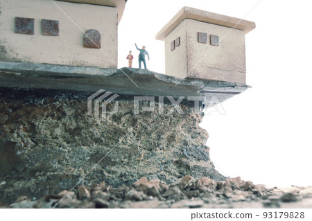 山體滑坡導致房屋倒塌 93179828