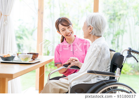 高級婦女和女傭吃飯 93180037