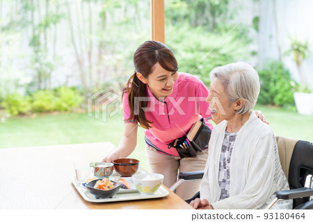 高級婦女和女傭吃飯 93180464