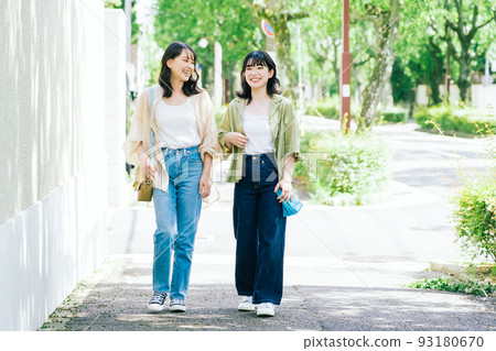 女性朋友一邊聊天一邊走路 93180670