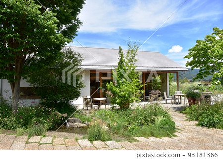 富士河口湖町富士大石花台步行道、商店和新鮮的綠地 93181366