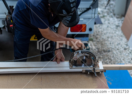 A craftsman who cuts a board Carpenter 93181710