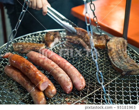 在烤網上的烤香腸及山豬肉 93181963