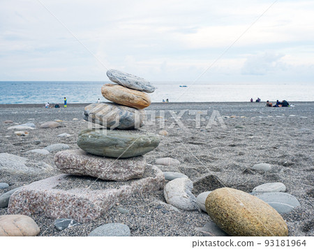 在台灣花蓮七星潭疊石頭 93181964