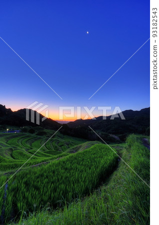 Oyama Senmaida and Ariake moon at sunrise 93182543