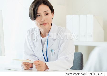 healthcare worker handing medicine 93183150