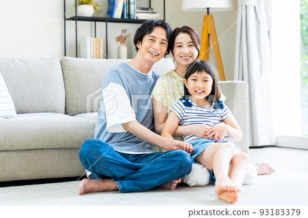 A young family relaxing in the living room　 93183379