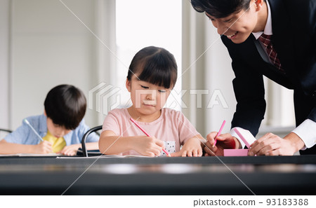 Elementary school students studying at a cram school 93183388