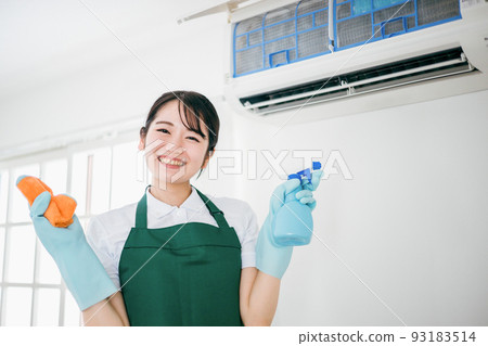 Cleaning business woman cleaning air conditioner Cleaning business woman cleaning air conditioner 93183514