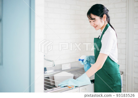 清潔水周圍的女管家 93183526