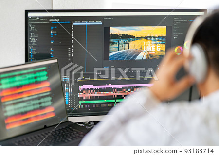Video / Video Creator Male Laptop Audio Editing Audio Editing Noise Removal Headphones 93183714