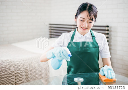 擦桌子的管家女人 93183723