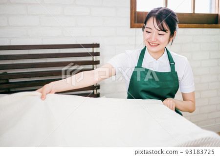 整理床舖的房間清潔工 整理床舖的房間清潔工 93183725