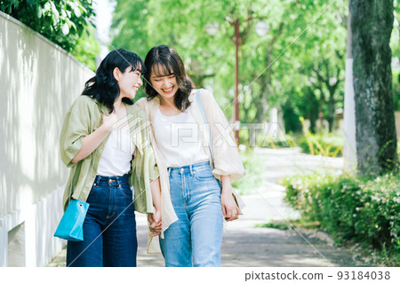 同性伴侶（女性伴侶）攜手同行 93184038