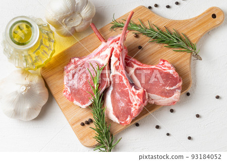 fresh lamb chops 93184052