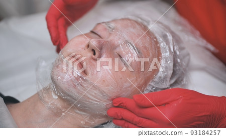 The process of hydrating problem skin with a plastic film. 93184257
