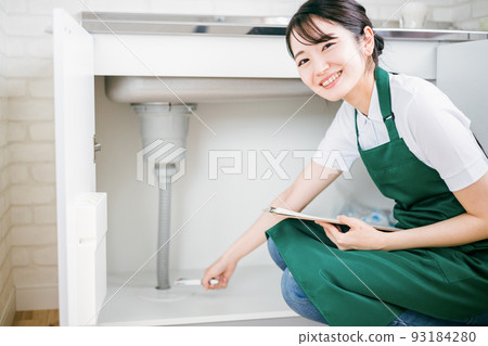 檢查供水的女性（在水槽下） 93184280