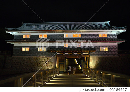 石川縣金澤市，晚上的金澤城公園，Nezumitamon門和Nezumitamon橋 93184527