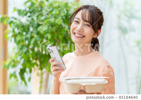 有午餐和智能手機的少婦 93184640