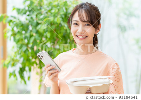 有午餐和智能手機的少婦 93184641