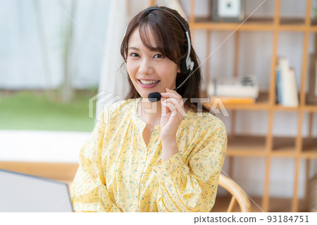 在家工作的年輕女性操作員 93184751