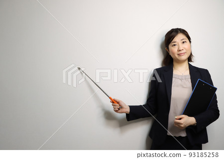 一套衣服的一名婦女用指向棍子 一套衣服的一名婦女用指向棍子 93185258