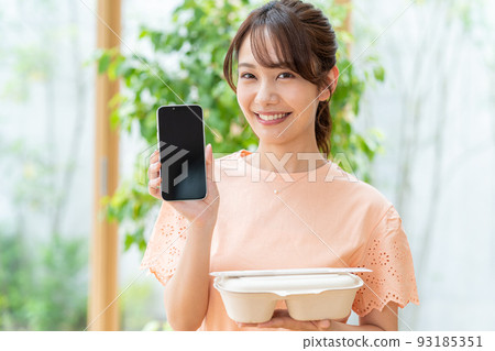 Young woman with lunch and smartphone 93185351