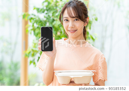 有午餐和智能手機的少婦 93185352