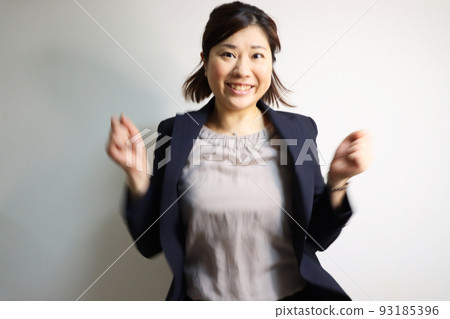 穿著西裝跳躍的女人 穿著西裝跳躍的女人 93185396