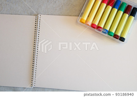 Drawing paper and colorful pen markers 93186940