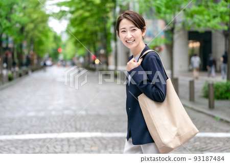 Business woman turning around Business woman turning around 93187484