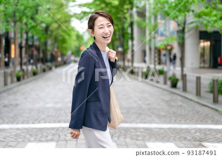 轉身的女商人 93187491