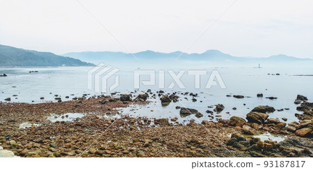 海岸上鋪著石頭的海景 93187817