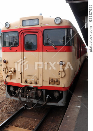 Tsuyama Line Nostalgia Car JNR Express Color (Tsuyama Station) Tsuyama Line Nostalgia Car JNR Express Color (Tsuyama Station) 93187932