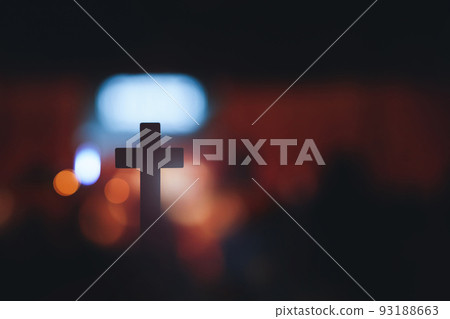 柔和的光線和虔誠的教堂崇拜和讚美和聖潔的十字架剪影背景 柔和的光線和虔誠的教堂崇拜和讚美和聖潔的十字架剪影背景 93188663