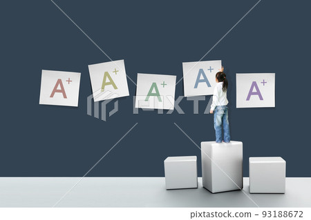 站在學校黑板前的年輕學生夢想著優秀的成績和 A+ 級目標 站在學校黑板前的年輕學生夢想著優秀的成績和 A+ 級目標 93188672