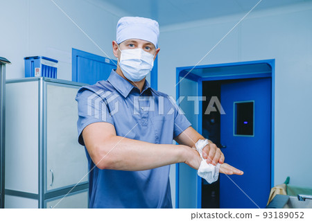 Disinfection of hands before surgery. 93189052