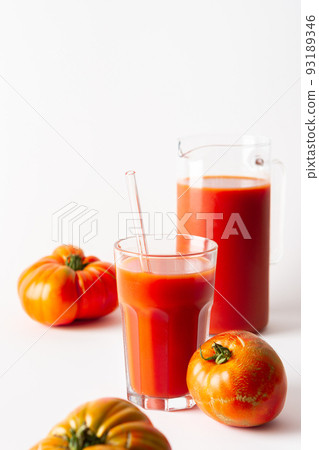 Freshly squeezed tomato juice 93189346