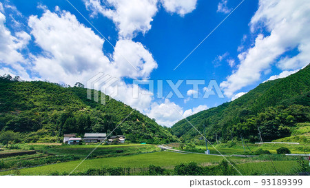 夏日鄉村山景與屋景 93189399