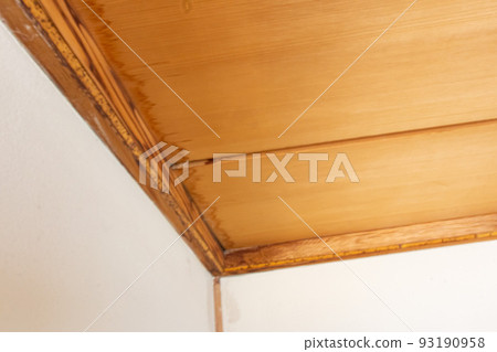 Ceiling of a Japanese-style room with a leak Ceiling of a Japanese-style room with a leak 93190958