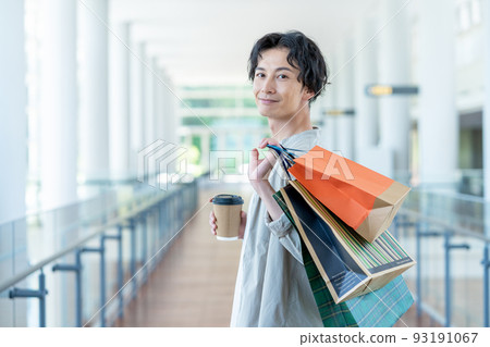 在商場購物的年輕人 93191067