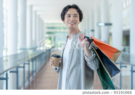 在商場購物的年輕人 在商場購物的年輕人 93191068