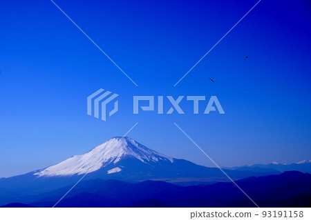 晴朗的冬季天氣和白色的富士山 晴朗的冬季天氣和白色的富士山 93191158