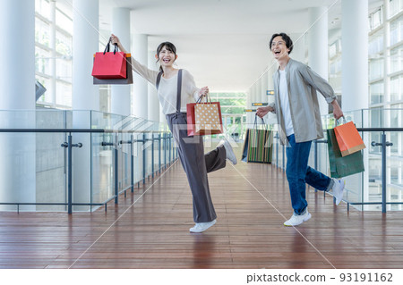 在商場購物的年輕夫婦 在商場購物的年輕夫婦 93191162