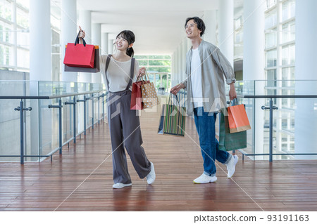 在商場購物的年輕夫婦 93191163