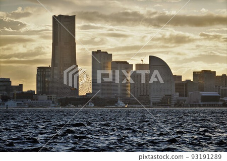 傍晚的海和橫濱港未來市容 93191289